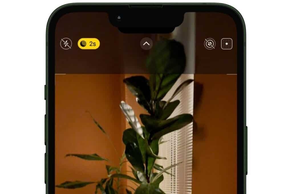How to take a good photo on iPhone showing the top of an iPhone Screen with Night Mode Icon.