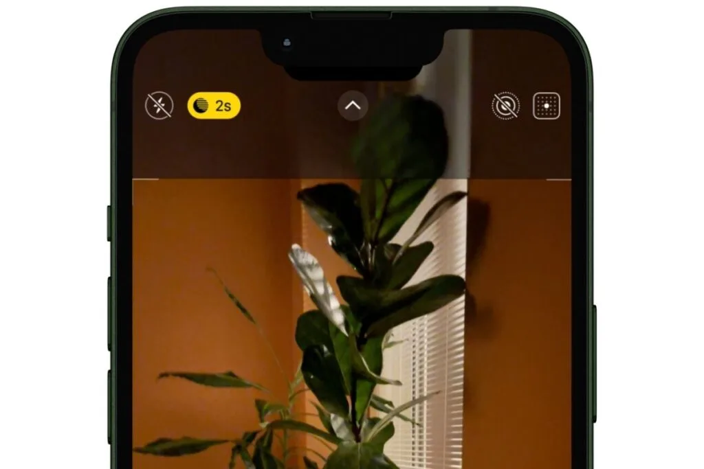 How to take a good photo on iPhone showing the top of an iPhone Screen with Night Mode Icon.